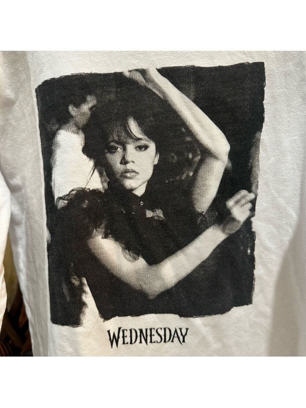 WEDNESDAY Girls  Iconic Dance Scene Long Sleeved Graphic Tee Crewneck sz Large